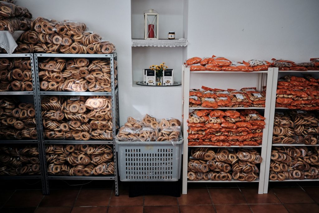 prateleiras com biscoitos